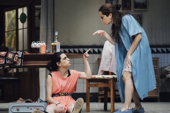 Archivo - La Sala L'Horta representa  'Família Normal'