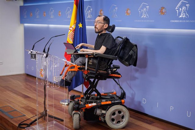 El portavoz de Unidas Podemos en el Congreso, Pablo Echenique, durante una rueda de prensa anterior a la Junta de Portavoces en el Congreso de los Diputados