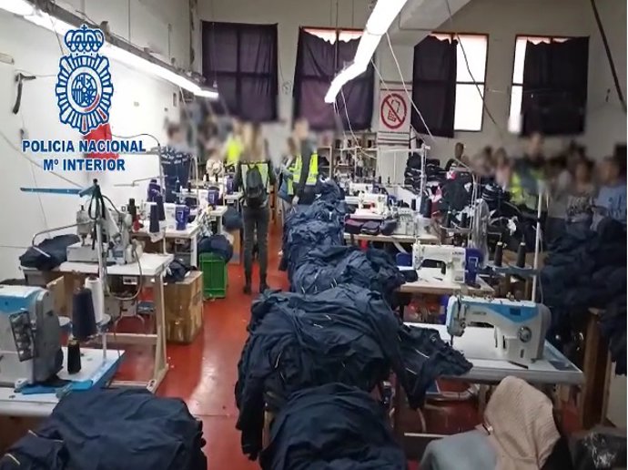 Detenidos 5 empresarios y los 28 empleados que supuestamente explotaban en 13 talleres textiles en Carabanchel