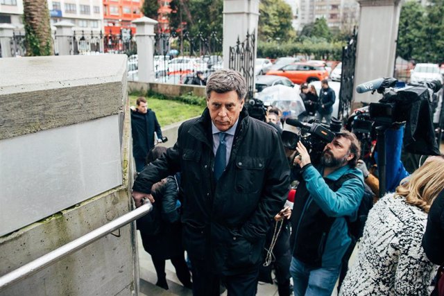 El empresario Juan Carlos Quer, padre de Diana, a su llegada a la Audiencia Provincial de A Coruña para asistir al juicio contra 'El Chicle' por la presunta agresión sexual a su cuñada cuando esta tenía 17 años
