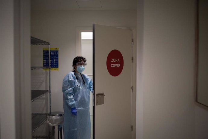 Archivo - Una profesional sanitaria vestida con un Equipo de Protección Individual (EPI), en el edificio Garbí-Vall de Hebrón, en Barcelona, Catalunya (España), a 16 de febrero de 2021. Según ha señalado el Hospital Vall de Hebrón, el edificio Garbí-Val