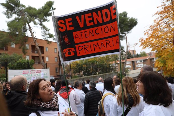 Un cartel en el que se lee: 'Se vende atención primaria' durante una concentración organizada por el sindicato Amyts
