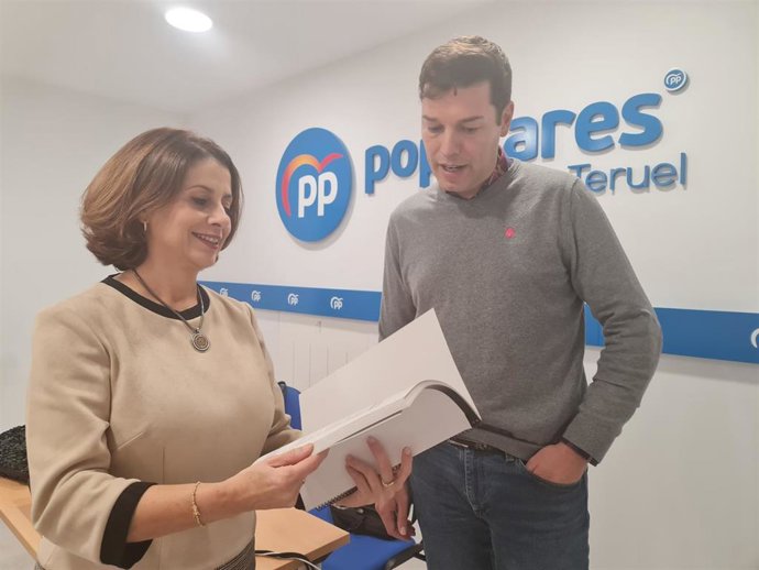 La alcaldesa de Teruel, Emma Buj, con el concejal del PP, Javier Domingo