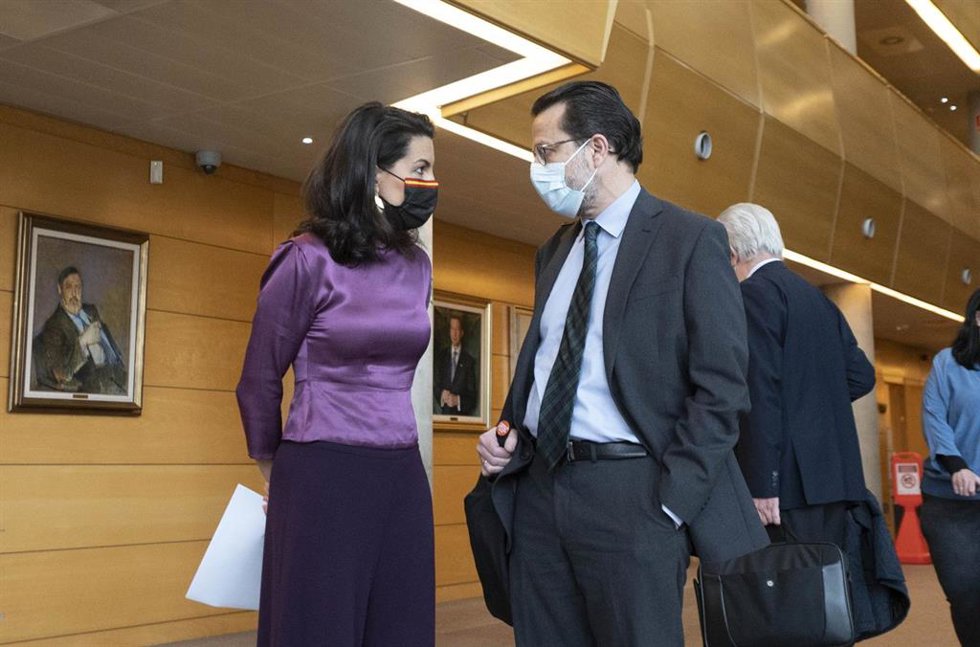 Archivo - La portavoz de Vox en la Asamblea de Madrid, Rocío Monasterio, habla con el consejero de Economía, Hacienda y Empleo de la Comunidad de Madrid, Javier Fernández-Lasquetty. Archivo.