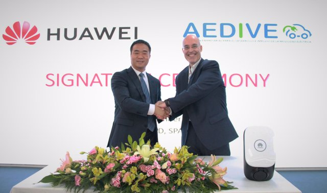 Izda a dcha: El consejero delegado de Huawei España, Eric Li, y el director general de Aedive, Arturo Pérez de Lucia, durante la firma de la integración de Huawei Digital Power a Aedive