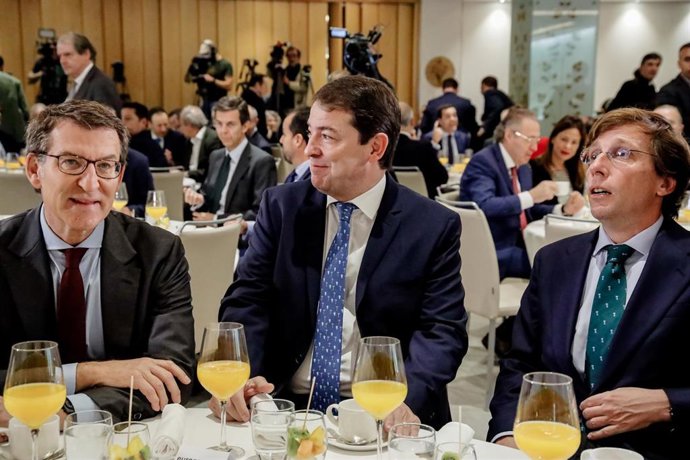 (I-D) El presidente del PP, Alberto Núñez Feijóo; el presidente de la Junta de Castilla y León, Alfonso Fernández Mañueco y el alcalde de Madrid, José Luis Martínez-Almeida, durante un desayuno informativo de Europa Press en el Hotel Hyatt Regency Hespe