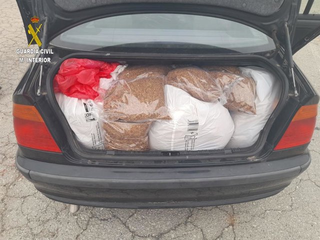 Uno de los coches en los que la Guardia Civil localizó picadura de tabaco.