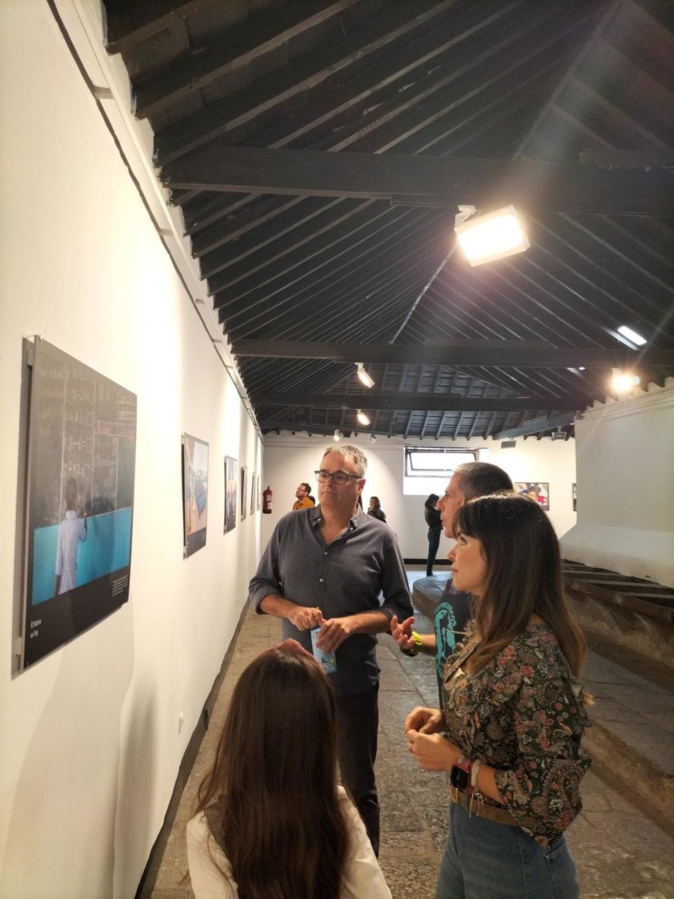 La consejera de Acción Exterior del Cabildo de Tenerife, Liskel Álvarez, en una exposición sobre la educación en Gambia