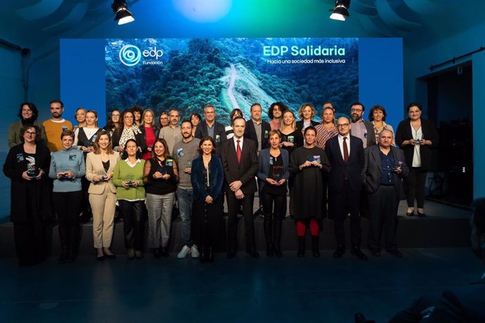 Los representantes de los 30 proyectos apoyados por EDP Solidaria 2022 con Manuel Menéndez, Presidente de Fundación EDP y Vanda Martins, directora de la Fundación EDP.