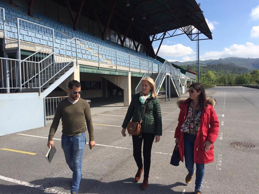 Archivo - La portavoz de Vox en el Ayuntamiento de Oviedo, Cristina Coto, en una visita a las instalaciones del centro ecuestre Asturcón.
