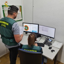 Archivo - Dos investigadores de la Guardia Civil