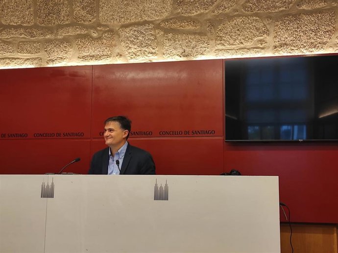 El concejal, Javier Fernández, este martes en la rueda de prensa en la que ha anunciado su renuncia a formar parte del Gobierno local