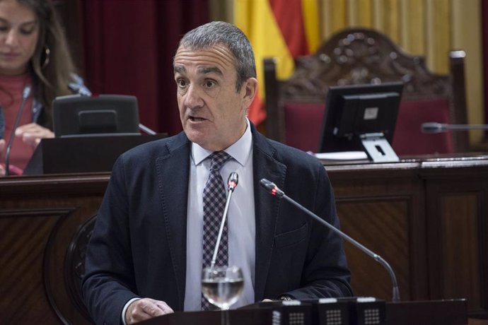 Archivo - El vicepresidente del Govern balear y conseller de Transición Energética, Sectores Productivos y Memoria Democrática, Juan Pedro Yllanes, interviene en el pleno del Parlament.