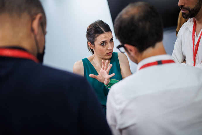 La ministra de Igualdad, Irene Montero, conversa con los periodistas tras una comparecencia posterior a una reunión del Consejo de Ministros, a 17 de mayo de 2022