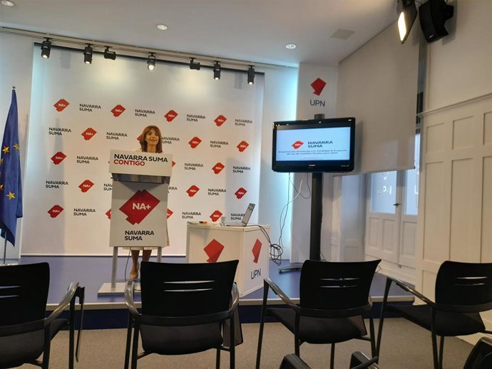 La portavoz de NA+ en la comisión de Economía y Hacienda del Parlamento de Navarra, María Jesús Valdemoros, en la rueda de prensa