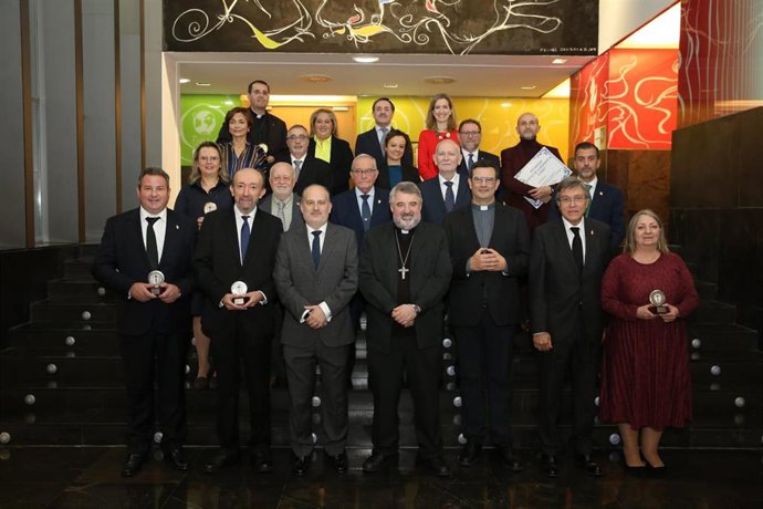 La Junta Coordinadora de Cofradías de Zaragoza distingue a los Tranvías y a Avanza por su colaboración durante la Semana Santa de la ciudad.