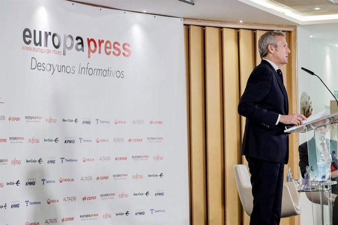 El presidente de la Xunta de Galicia, Alfonso Rueda, interviene durante un desayuno informativo de Europa Press en el Hotel Hyatt Regency Hesperia, a 22 de noviembre de 2022, en Madrid (España).
