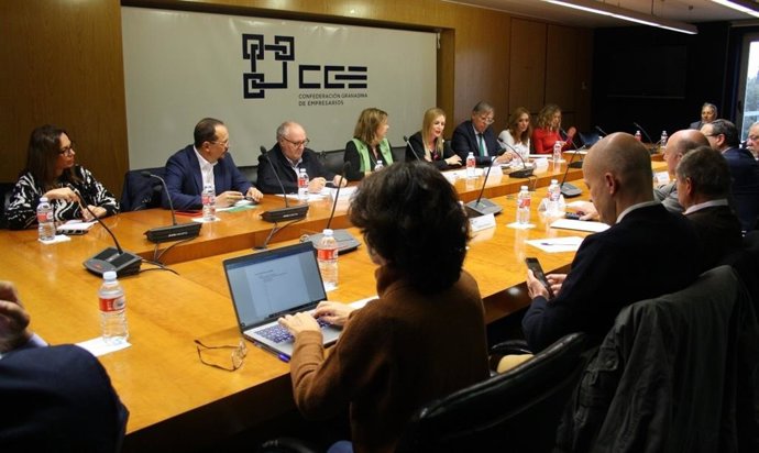 La Junta y la CEA se reúne junto a CGE con empresarios turísticos de Granada para analizar las propuestas del sector.