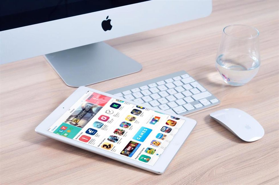 Un ordenador Mac y una tableta de Apple