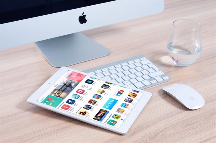 Un ordenador Mac y una tableta de Apple
