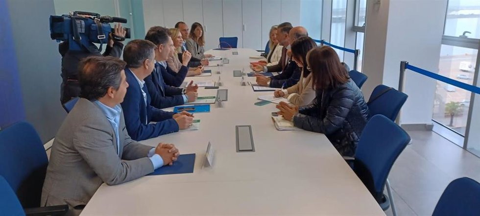 Imagen de la reunión en Huelva con los ayuntamientos de Lepe y Moguer.