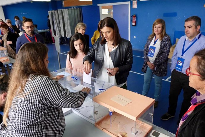 Archivo - La candidata del PP a la Alcaldía de Santander, Gema Igual, votando en 2019