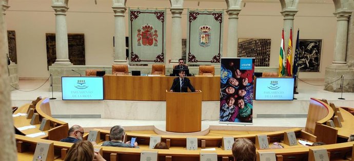 El presidente de UNICEF La Rioja, Amadeo Lázaro, interviene en el Parlamento riojano