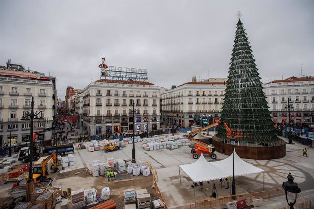 Vista panorámica de las obras de la Puerta del Sol junto al árbol de Navidad, a 21 de noviembre de 2022, en Madrid (España). 