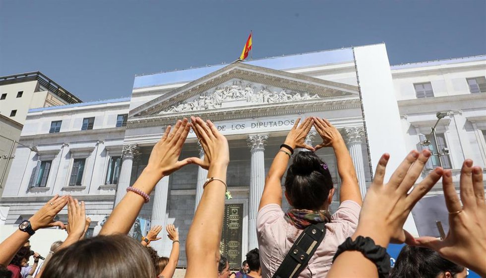 Archivo - Un grupo de mujeres del Movimiento Feminista frente al Congreso de los Diputados