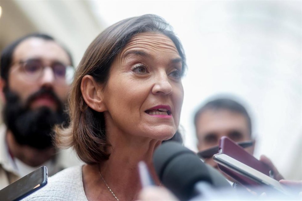 La ministra de Industria, Comercio y Turismo, Reyes Maroto, ofrece declaraciones a los medios de comunicación en una sesión de control al Gobierno, en el Senado, a 15 de noviembre de 2022, en Madrid (España). El Senado celebra una nueva sesión de contro