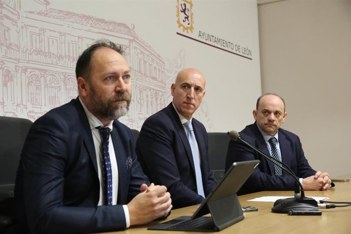 El alcalde de León, José Antonio Diez (c), junto con representantes de Aletic, durante la presentación de la jornada.