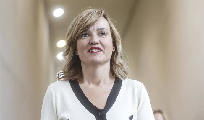La ministra de Educación y Formación Profesional, Pilar Alegría, a su llegada a la inauguración del XVI Congreso Estatal de la Inspección de Educación en el Palau de Les Arts de Valencia, a 16 de noviembre de 2022, en Valencia, Comunidad Valenciana (Esp