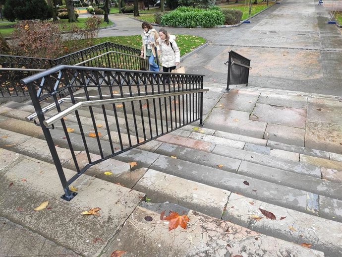 Pasamanos instalados en las escaleras del Campo San Francisco de Oviedo, con escalones rotos.