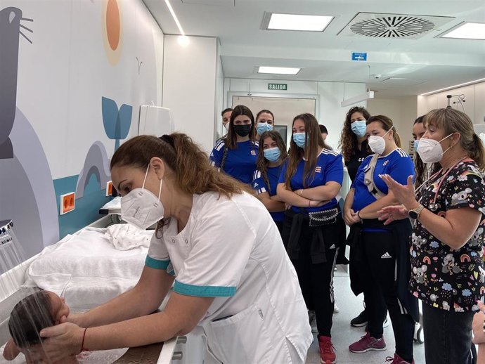 El Servicio de Pediatría de Quirónsalud Marbella recibe la visita de alumnas de Educación Infantil