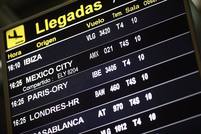 Archivo - Panel de llegadas de la terminal T4 del Aeropuerto Adolfo Suárez Madrid-Barajas, un día antes de la suspensión de los vuelos procedentes de Reino Unido, en Madrid (España), a 21 de diciembre de 2020. 