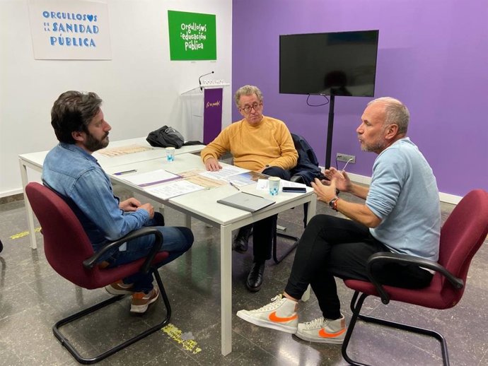 Imagen de la reunión mantenida entre Víctor Egío, secretario de Comunicación de Podemos, y Mario Soler y Abel Novoa, portavoces de la Asociación en Defensa de la Sanidad Pública.
