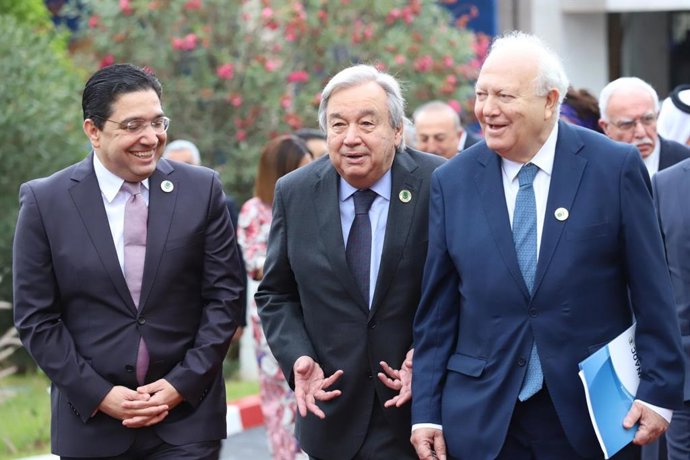 El ministro de Exteriores de Marruecos, Nasser Burita, el secretario general de la ONU, António Guterres, y el alto representante de la Alianza de Civilizaciones, Miguel Ángel Moratinos, en Fez