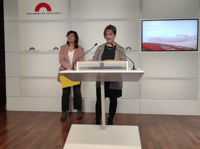 Las diputadas republicanas Maria Jesús Viña e Irene Aragons en rueda de prensa en la Cámara catalana