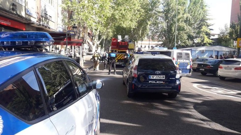 Archivo - Imagen del corte de tráfico en Ramón y Cajal en Valladolid por el fuego de un sofá