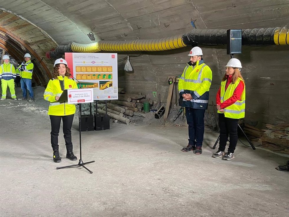 En Getafe, la presidenta de la Comunidad de Madrid, Isabel Díaz Ayuso, visita las obras de prolongación de la línea 3 de Metro