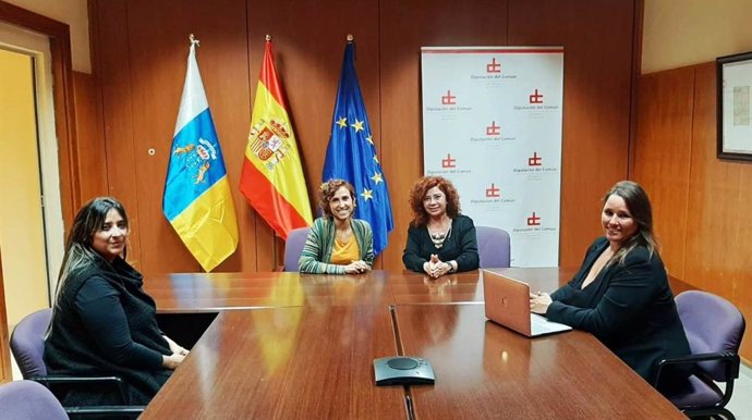 Representantes de la Asociación de Personas Sordas de la Provincia de Las Palmas (ASORLASPALMAS) con la adjunta de Igualdad y Violencia de Género de la Diputación del Común, Beatriz Barrera