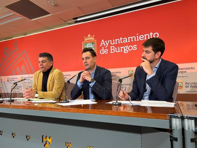 El vicealcalde de Burgos, Vicente Marañón, el alcalde Daniel de la Rosa y el concejal de Hacienda, David Jurado, en la presentación del borrador presupuestario de 2023.
