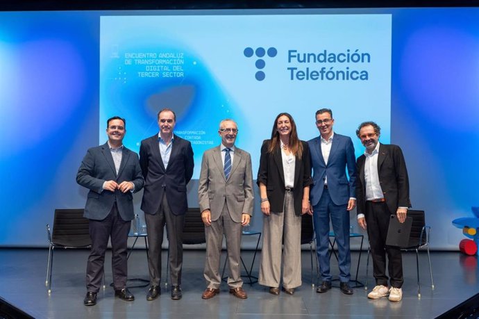 Loles López aboga por la digitalización de servicios sociales y destaca la apuesta de la Junta por la historia social única