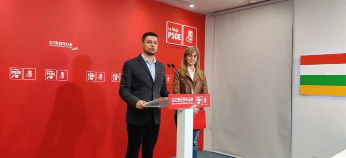 Los portavoces parlamentarios del PSOE, Raúl Díaz y Sara Orradre, en comparecencia de prensa