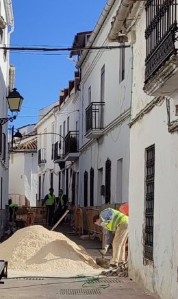 Obras en una calle de Cortes de la Frontera (Málaga)