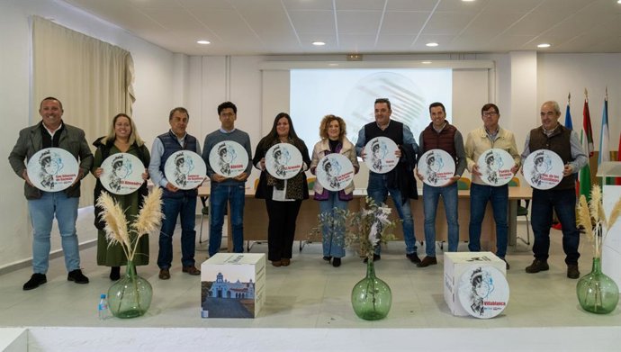 La presidenta de la Diputación con alcaldes de la comarca del Andévalo.