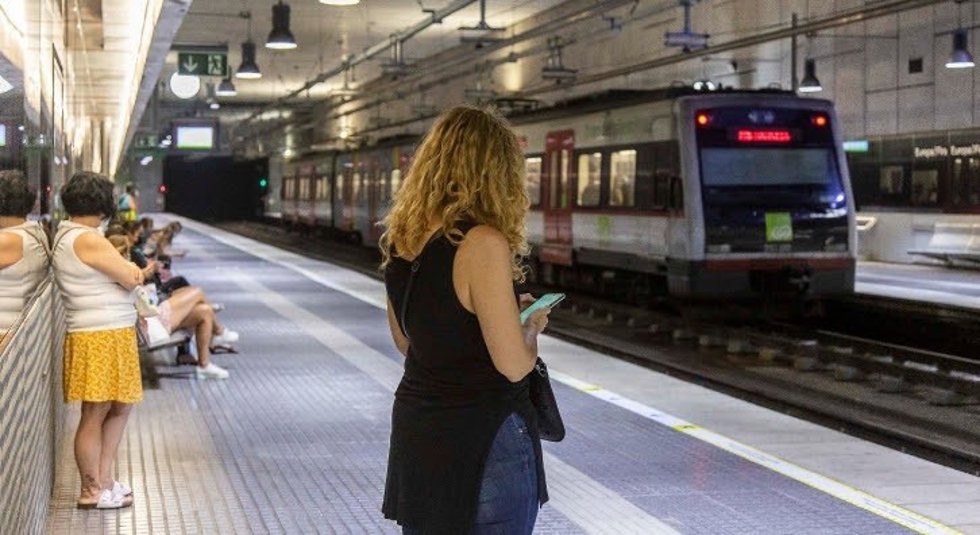 Archivo - Un tren de FGC
