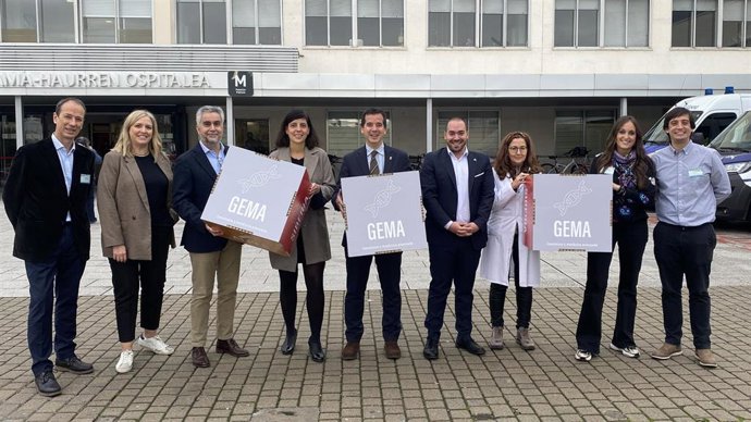 El consejero Irujo junto a otros participantes en la jornada