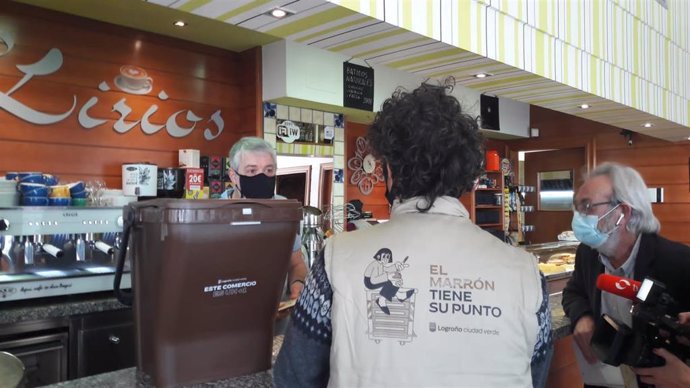 Archivo - Imagen de la puesta en marcha en Logroño del programa piloto de recogida con contenedor marrón