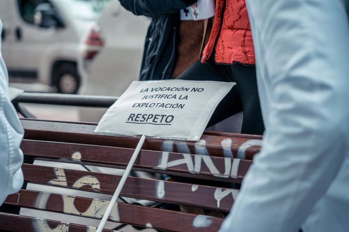 Un cartel en el que se lee: 'La vocación no justifica la explotación, respeto' 